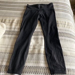 Size 6 Lululemon Train Times 7/8 Pant *25"
Luminosity Foil Print Black